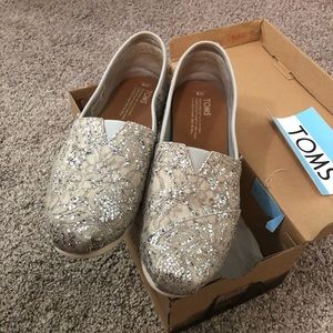 Toms classic silver lace glitz